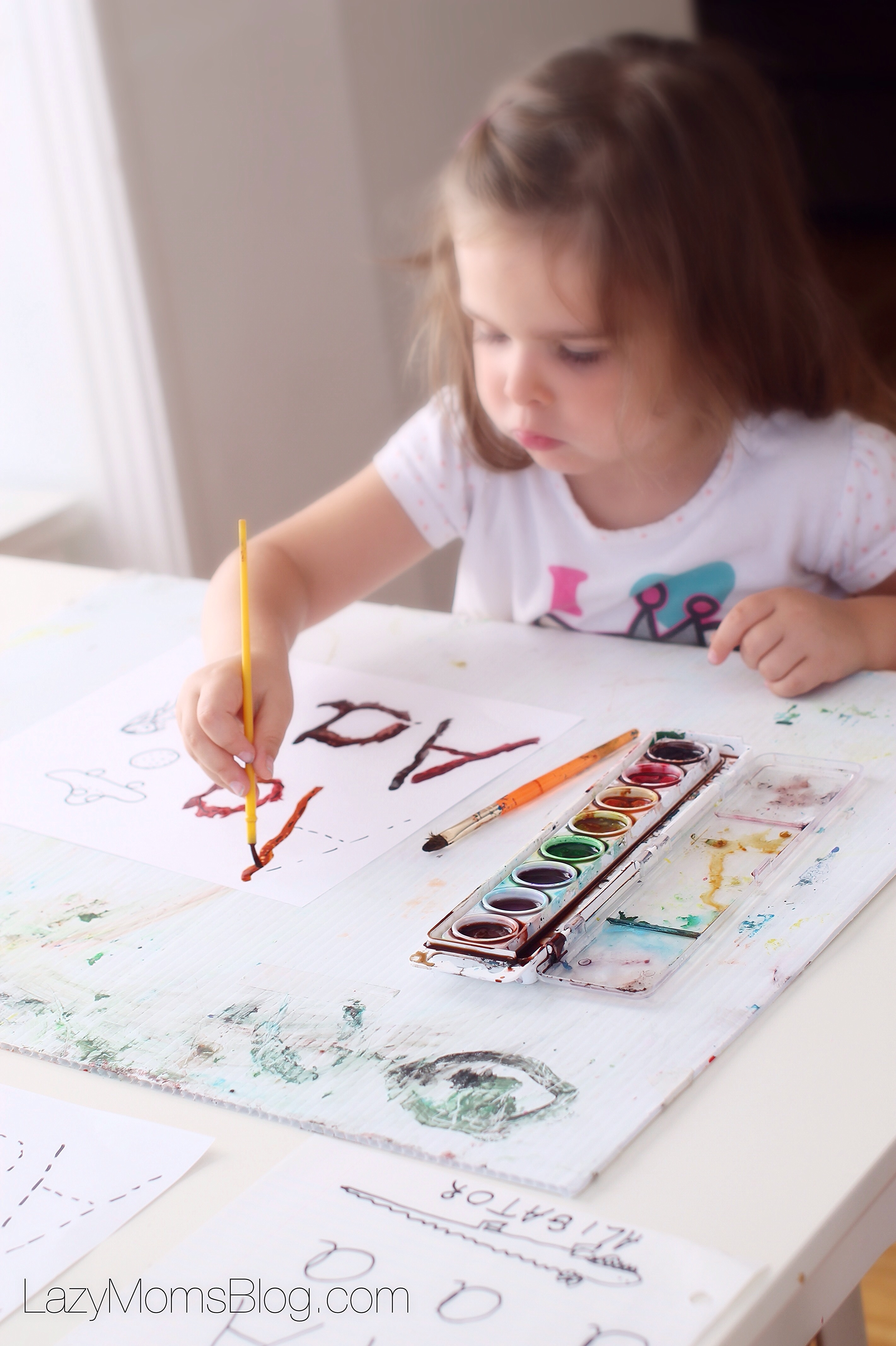 Montessori homeschool : tracing letters with paint 
