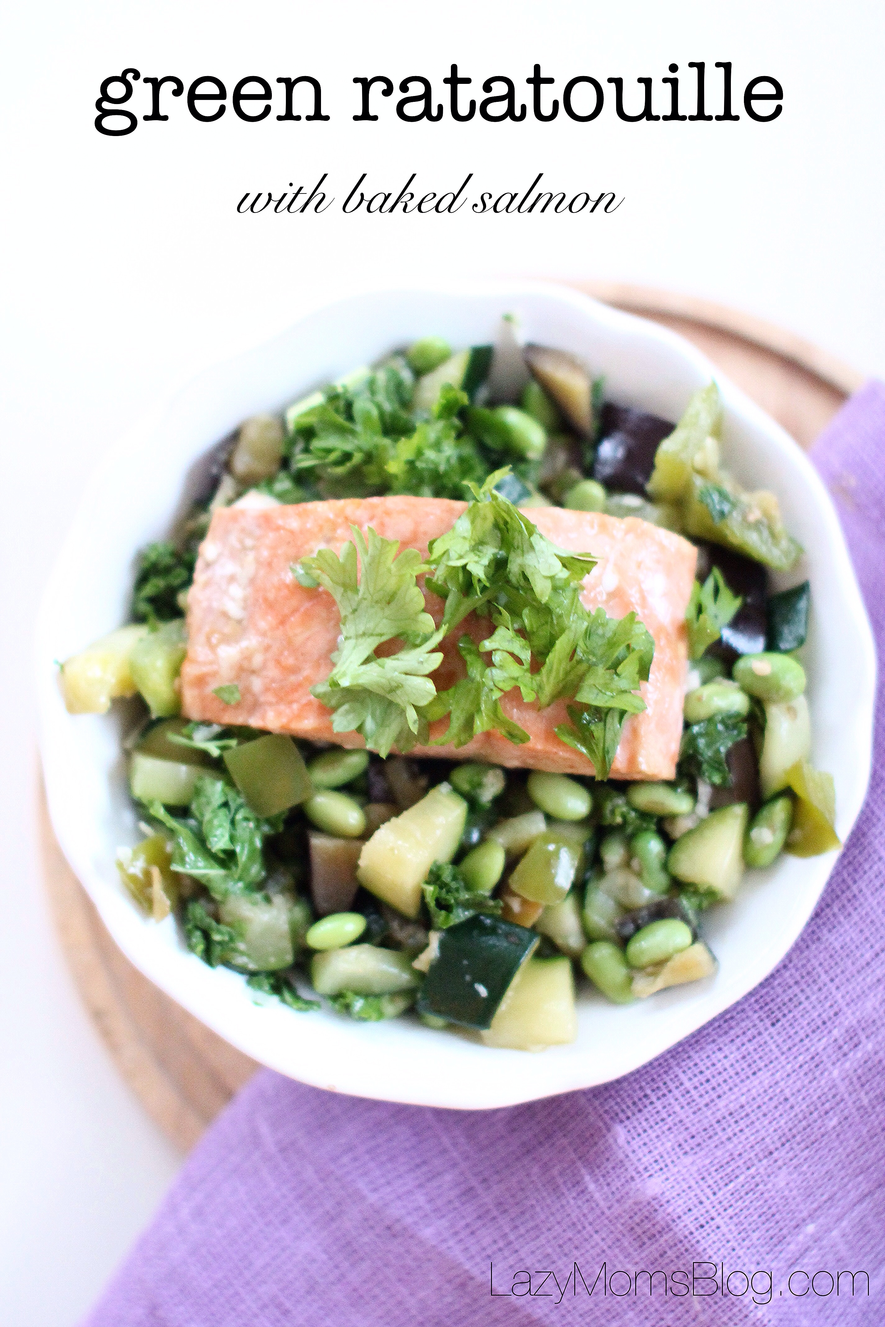 This amazing green ratatouille with kale, edame and salmon, perfect healthy and easy dinner! #healthy 