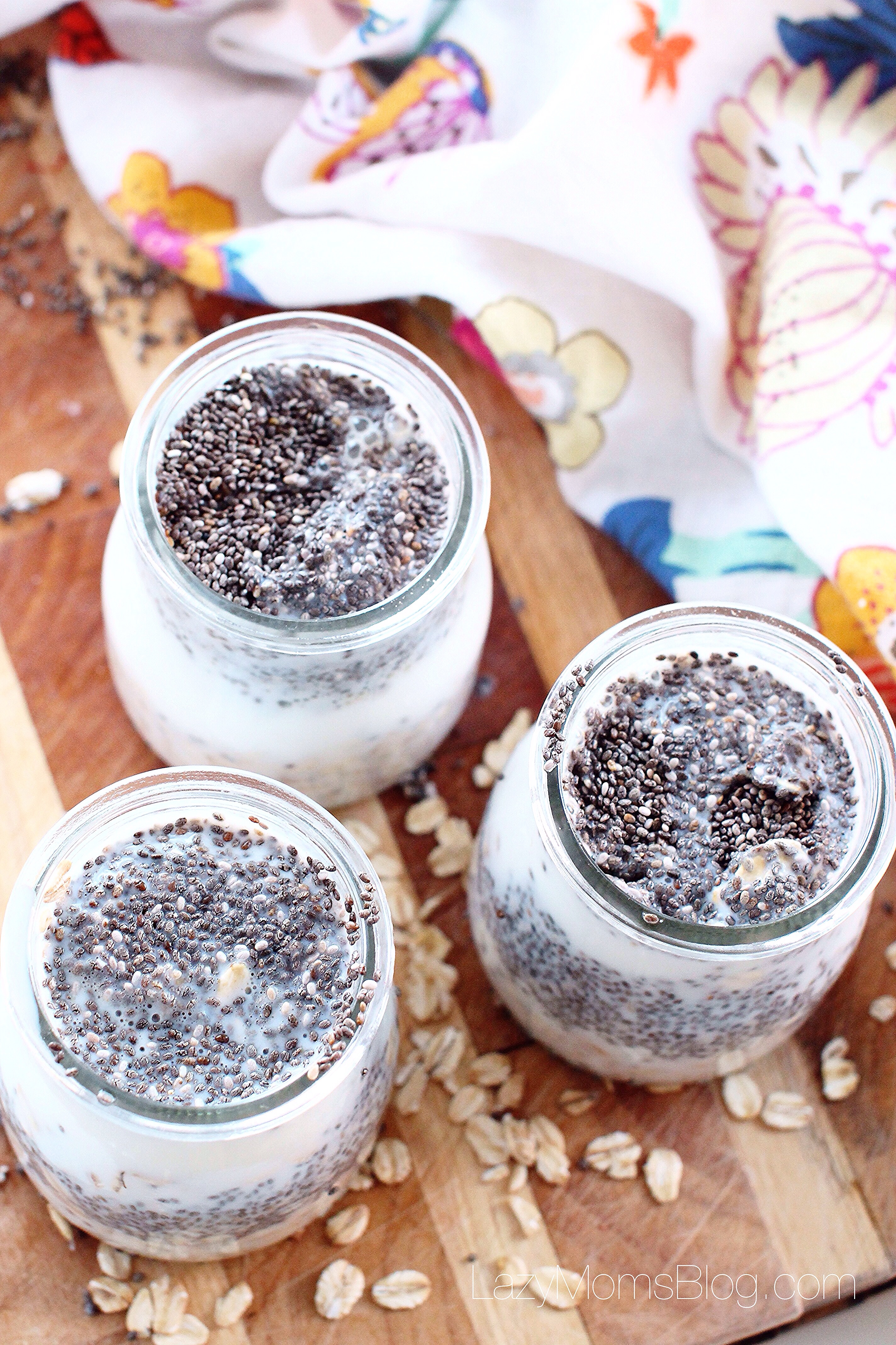 These chia oatmeal maple puddinngs are so easy to make, and really delicious! #easybreakfast 