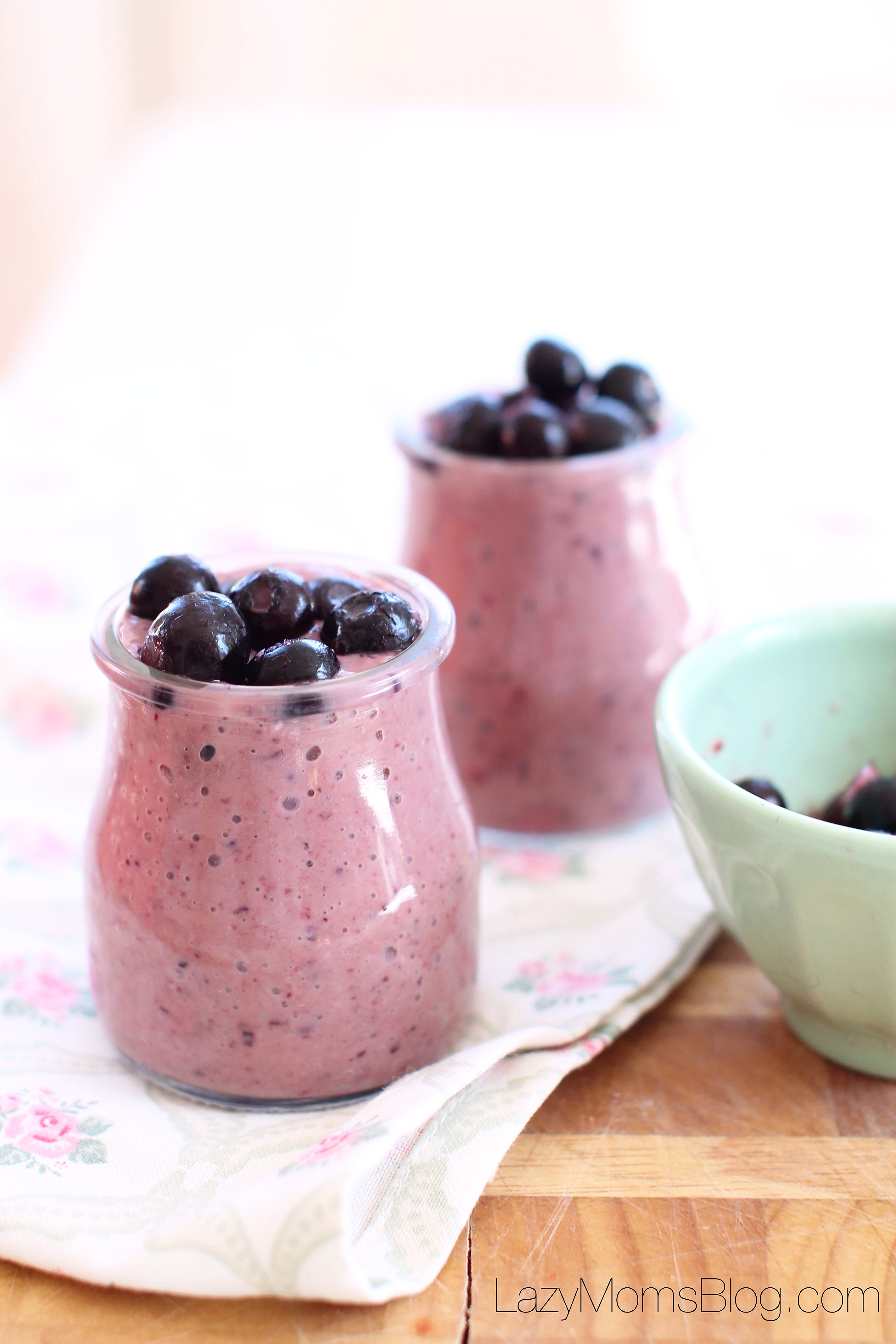 This oatmeal blueberry smoothie is so easy and so yummy, 