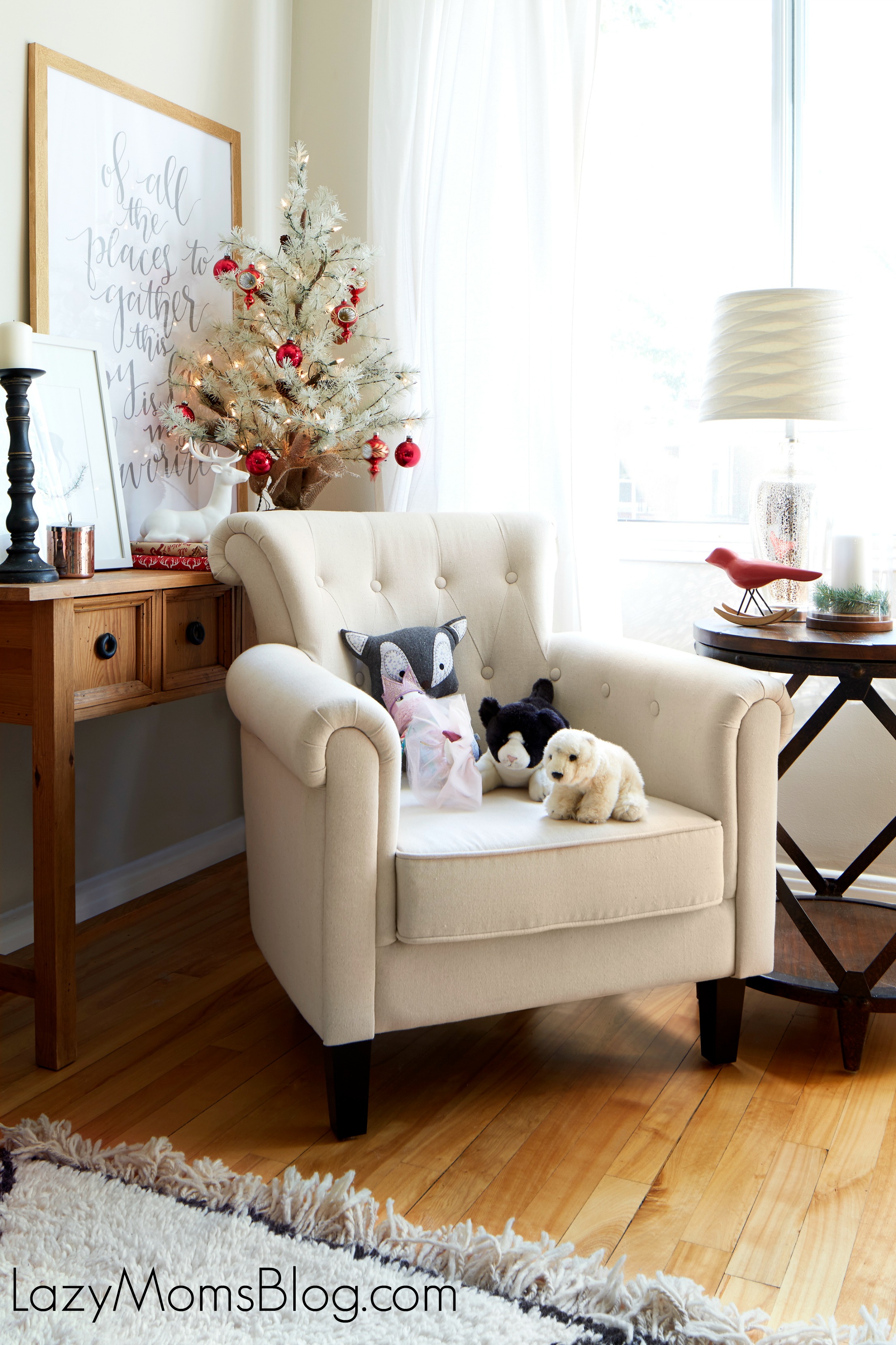 Simple ideas for Christmas living room decorating 